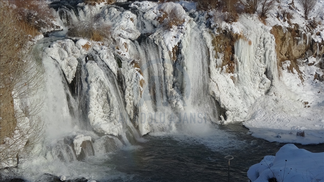 Air Terjun Muradiye sebagian membeku