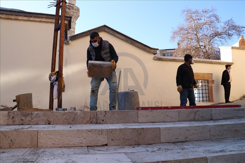 Elazığ'daki 226 yıllık camide sıvayla kapatılan duvar motifleri gün yüzüne çıkarıldı