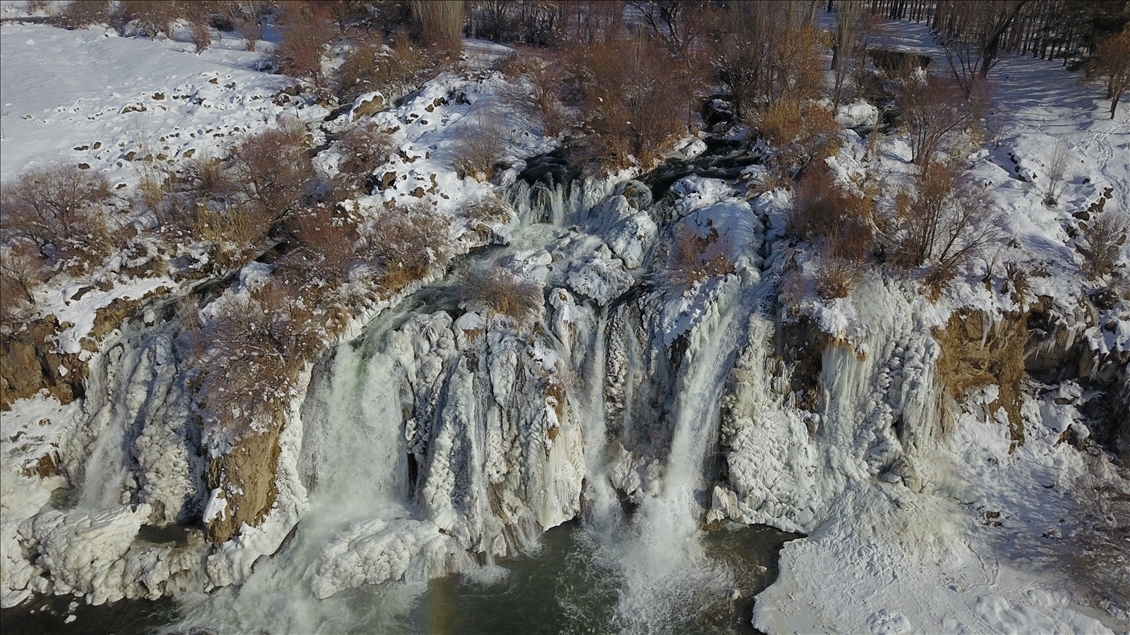 Air Terjun Muradiye sebagian membeku