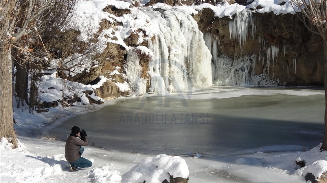Air Terjun Muradiye sebagian membeku