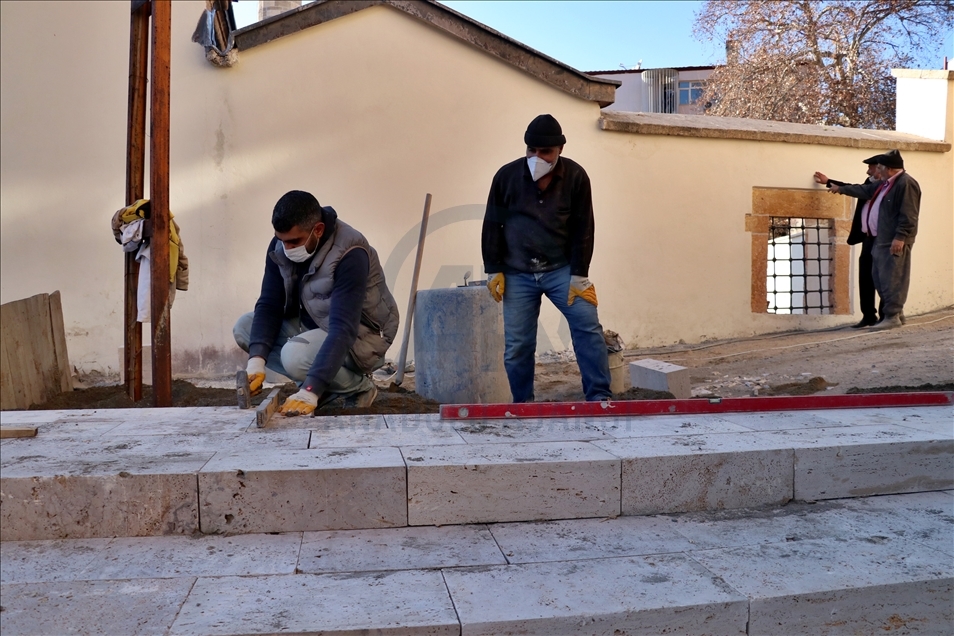 Elazığ'daki 226 yıllık camide sıvayla kapatılan duvar motifleri gün yüzüne çıkarıldı