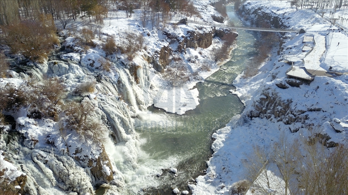 Air Terjun Muradiye sebagian membeku