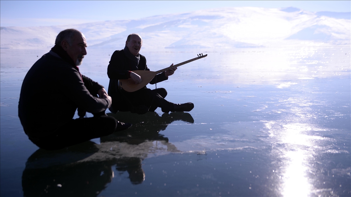 Ardahanlı ozan buzla kaplı Çıldır Gölü üzerinde mini konser verdi