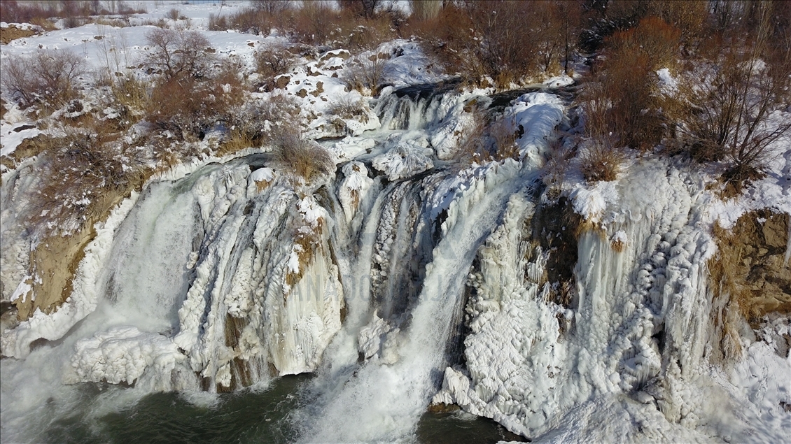 Волшебство зимы в Анатолии: водопад «Мурадие» в плену льда