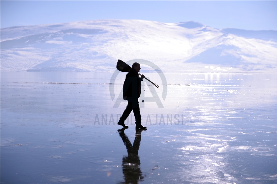 Ardahanlı ozan buzla kaplı Çıldır Gölü üzerinde mini konser verdi