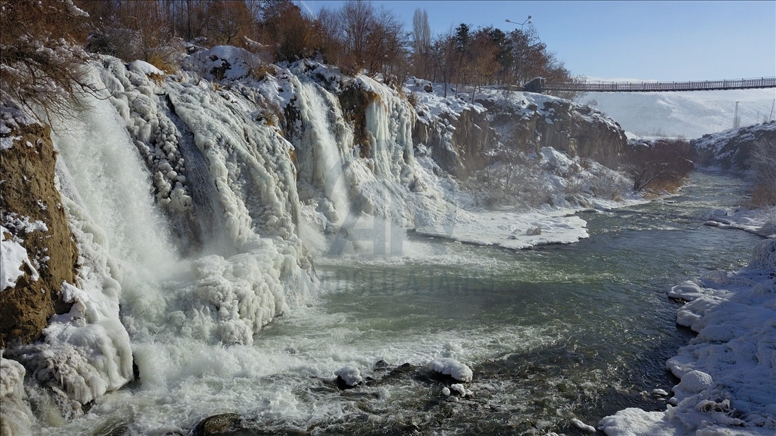 Волшебство зимы в Анатолии: водопад «Мурадие» в плену льда