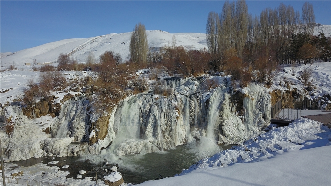 Волшебство зимы в Анатолии: водопад «Мурадие» в плену льда