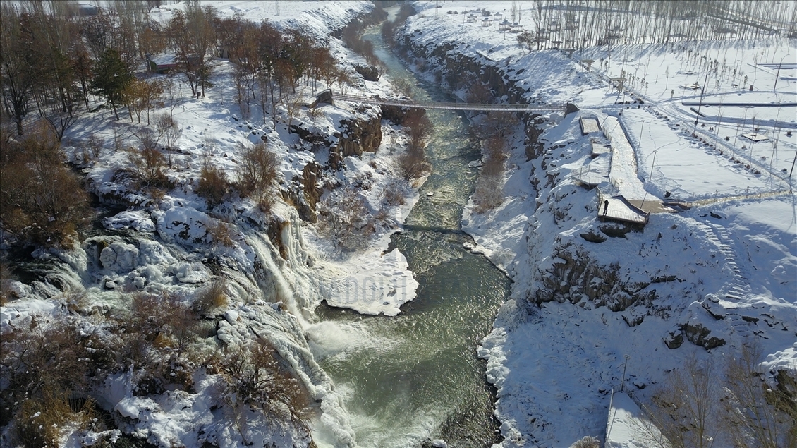 Волшебство зимы в Анатолии: водопад «Мурадие» в плену льда