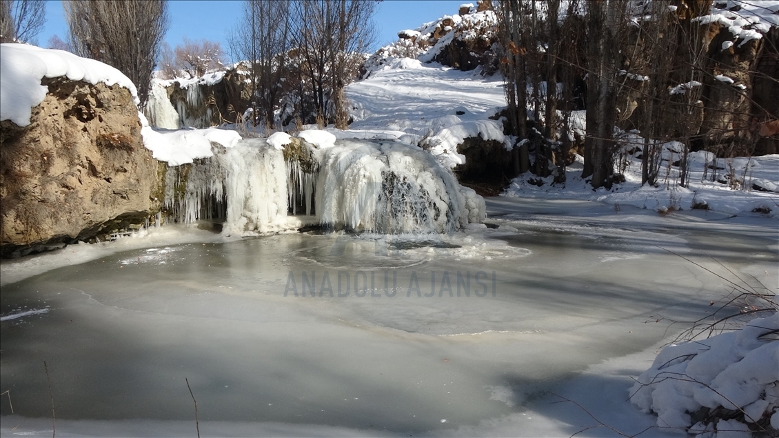 Волшебство зимы в Анатолии: водопад «Мурадие» в плену льда