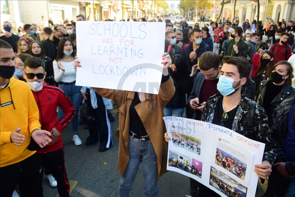 Албанија: Протест на студентите против онлајн наставата