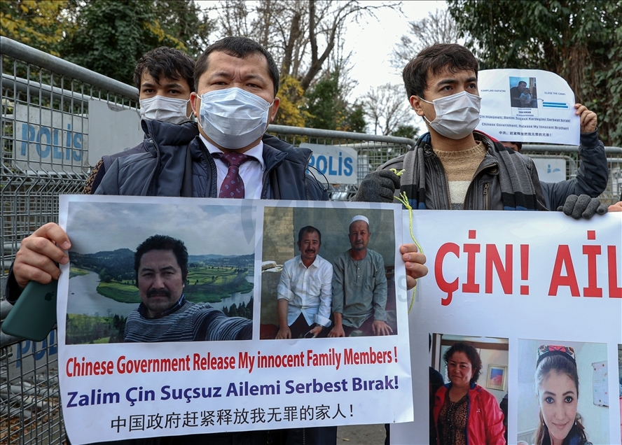 Warga Uyghur Turki di Istanbul protes di depan Konsulat China