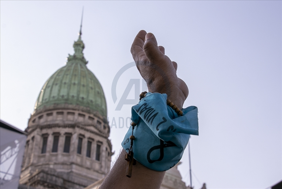 El Senado de Argentina aprobó un proyecto de ley que legaliza el aborto