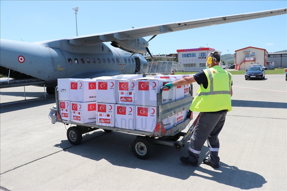 Медицинска помош од Турција пристигна во Албанија