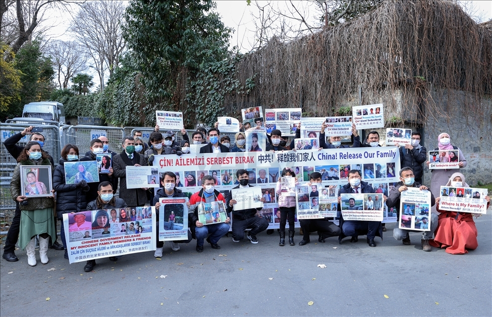 Warga Uyghur Turki di Istanbul protes di depan Konsulat China