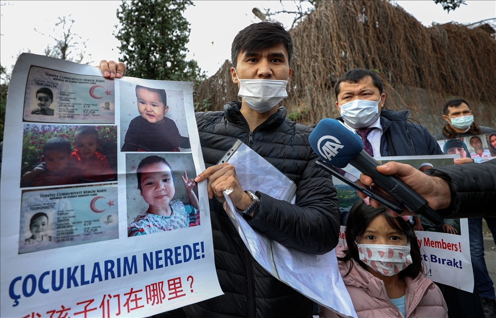 Warga Uyghur Turki di Istanbul protes di depan Konsulat China