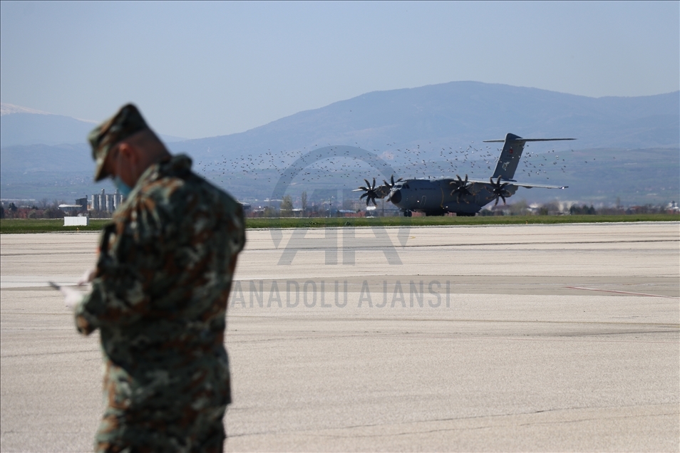 Shkup, mbërrin aeroplani ushtarak me ndihma të pajisjeve mjekësore kundër COVID-19
