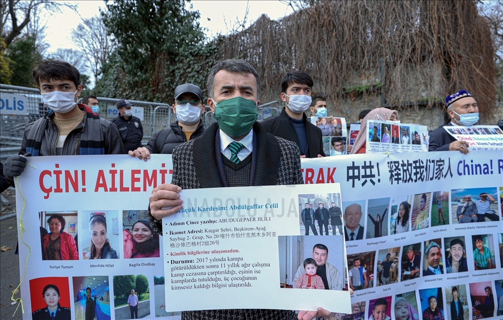 Warga Uyghur Turki di Istanbul protes di depan Konsulat China