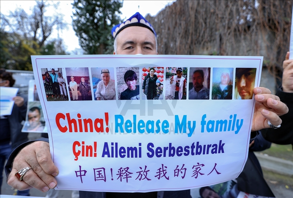 Warga Uyghur Turki di Istanbul protes di depan Konsulat China