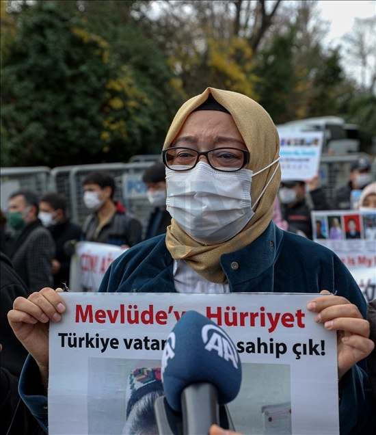 Warga Uyghur Turki di Istanbul protes di depan Konsulat China