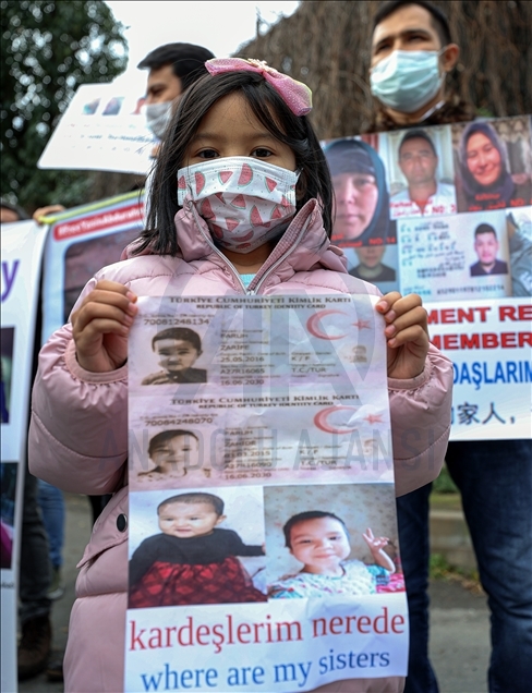 Warga Uyghur Turki di Istanbul protes di depan Konsulat China