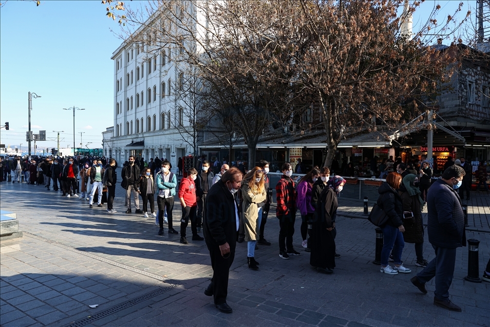 İstanbul'da yılbaşı öncesi alışveriş hareketliliği yaşanıyor