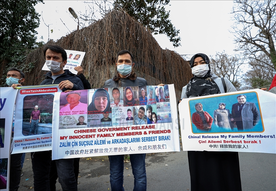 Warga Uyghur Turki di Istanbul protes di depan Konsulat China