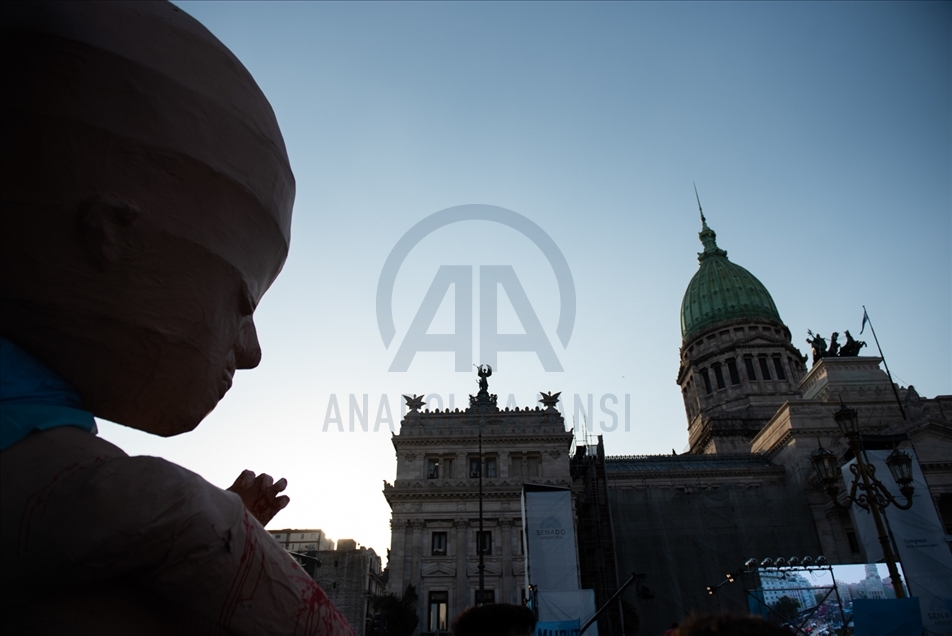 El Senado de Argentina aprobó un proyecto de ley que legaliza el aborto