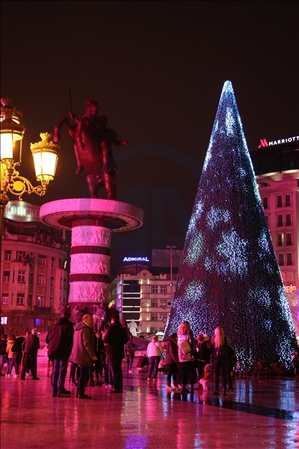 Shkupi zbukurohet para festave të Vitit të Ri