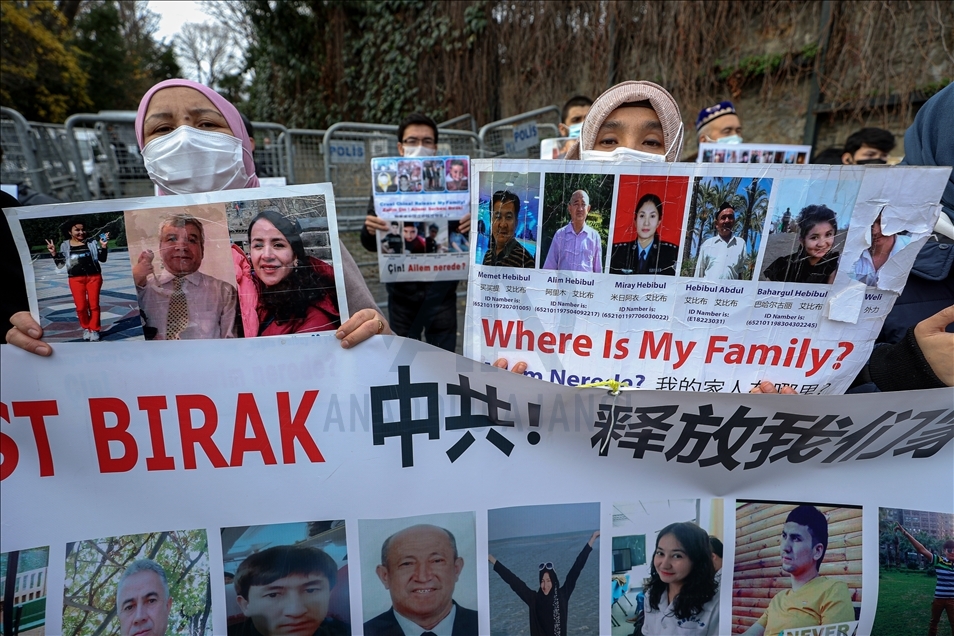 Warga Uyghur Turki di Istanbul protes di depan Konsulat China