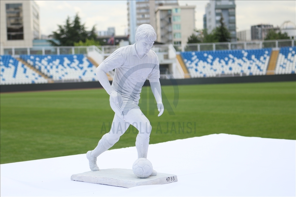 Prishtinë, prezantohet modeli fitues i shtatores së legjendës së futbollit Fadil Vokrri