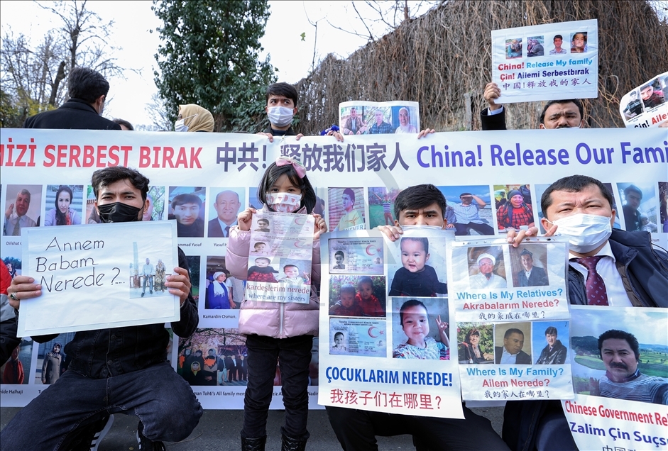 Warga Uyghur Turki di Istanbul protes di depan Konsulat China