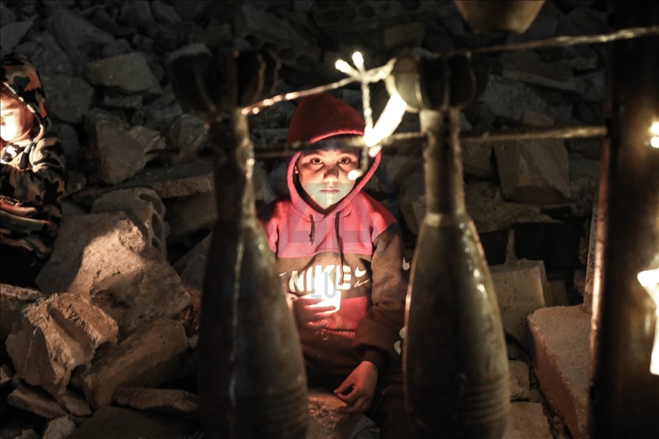 Improvizovana jelka sirijske djece na ruševinama u Idlibu 