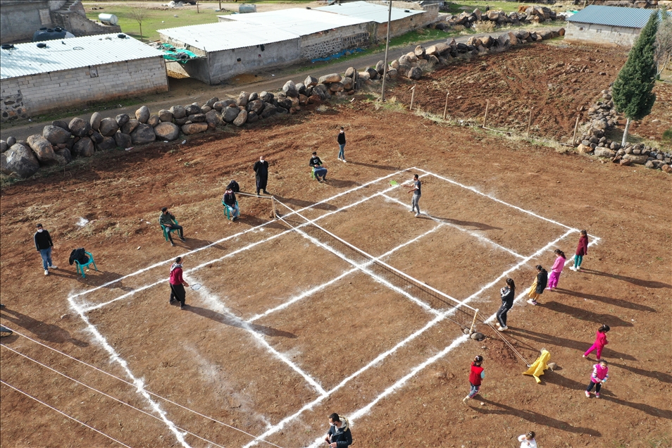 Bakan Kasapoğlu'nun tenis kortu sözü Viranşehir köylülerini sevindirdi
