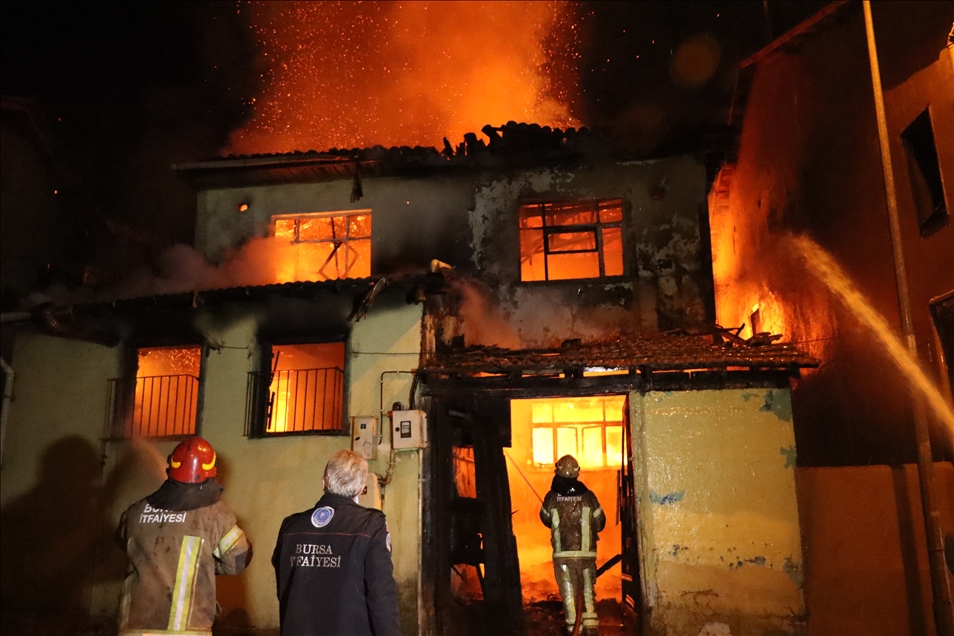 Bursa'da 2 katlı metruk binada çıkan yangın söndürüldü