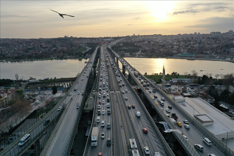 İstanbul'da sokağa çıkma kısıtlaması öncesinde trafik yoğunluğu arttı