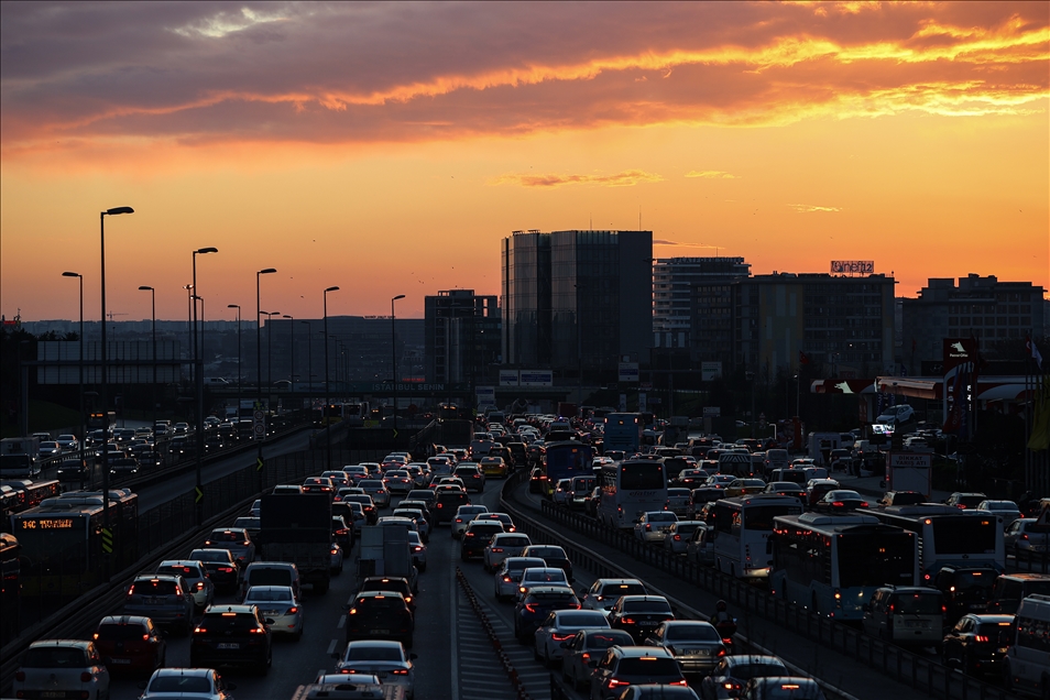 İstanbul'da sokağa çıkma kısıtlaması öncesinde trafik yoğunluğu arttı