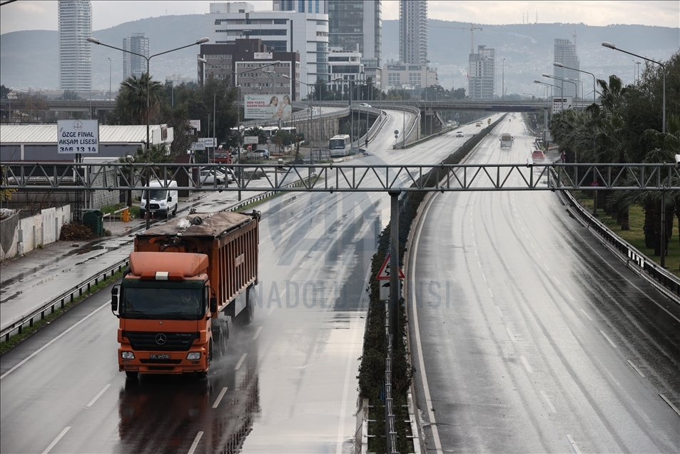 Ege'de 2021'in ilk gününde cadde ve sokaklarda sessizlik hakim