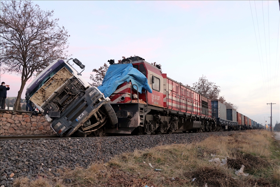 Elazığ'da hemzemin geçitte tıra yük treni çarptı: 5 yaralı