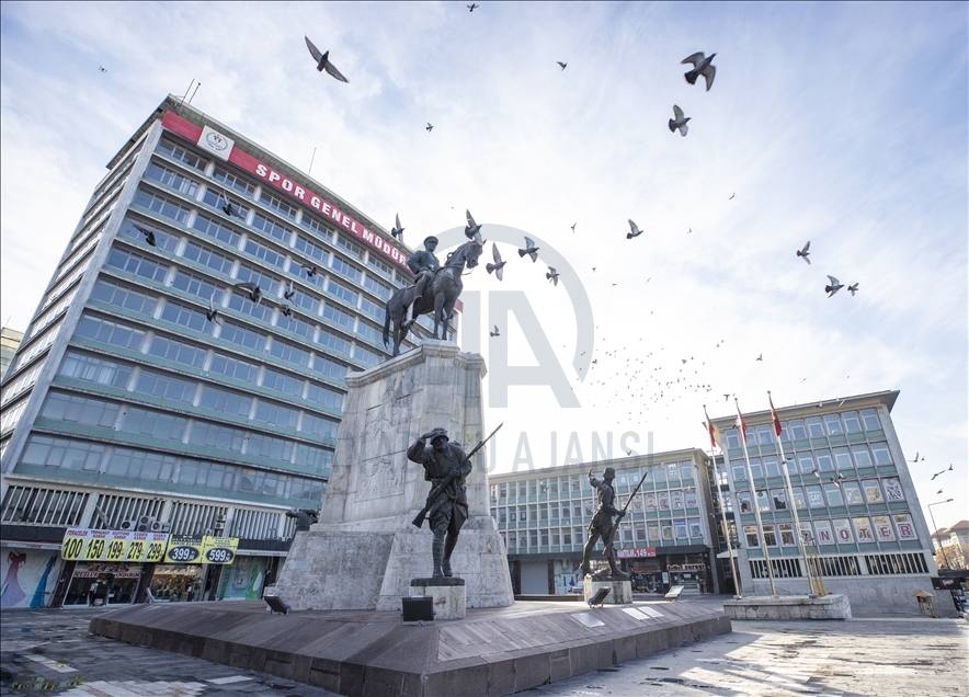 Ankara'da sokağa çıkma kısıtlamasına uyuluyor