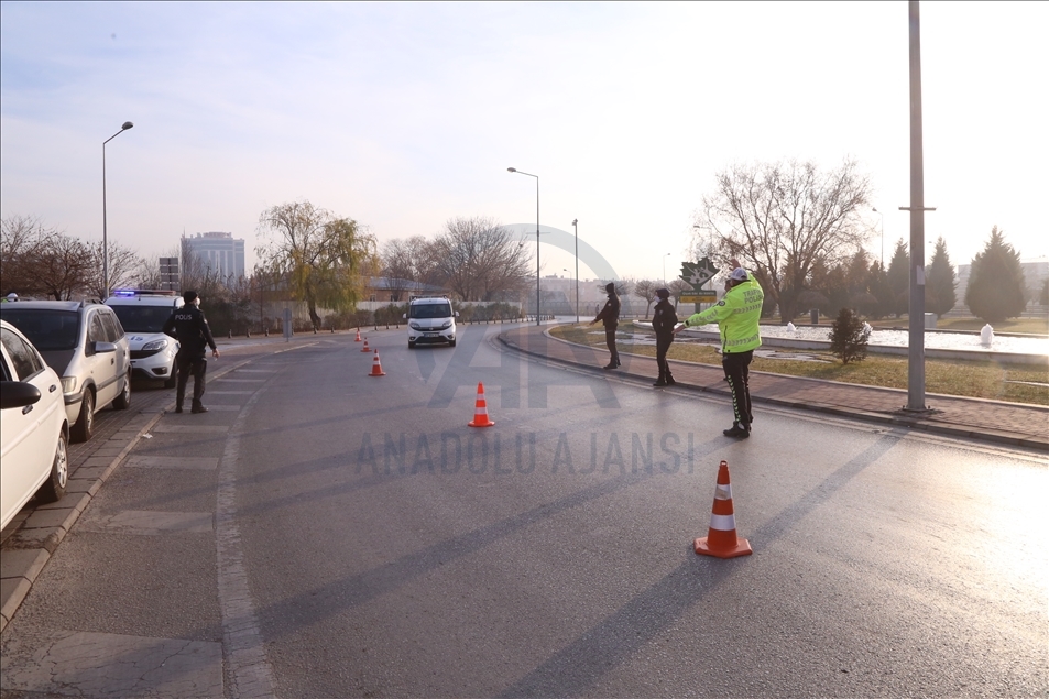 Konya'da 2021'in ilk gününde cadde ve sokaklarda sessizlik hakim