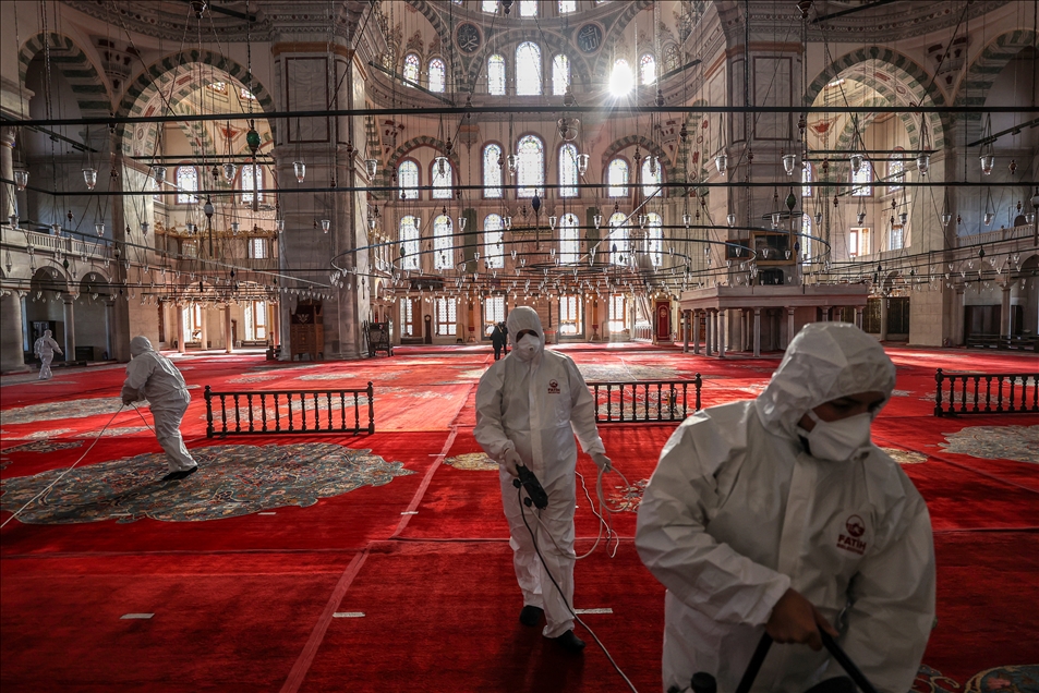 Fatih'teki camiler, Kovid-19 önlemleri kapsamında dezenfekte ediliyor