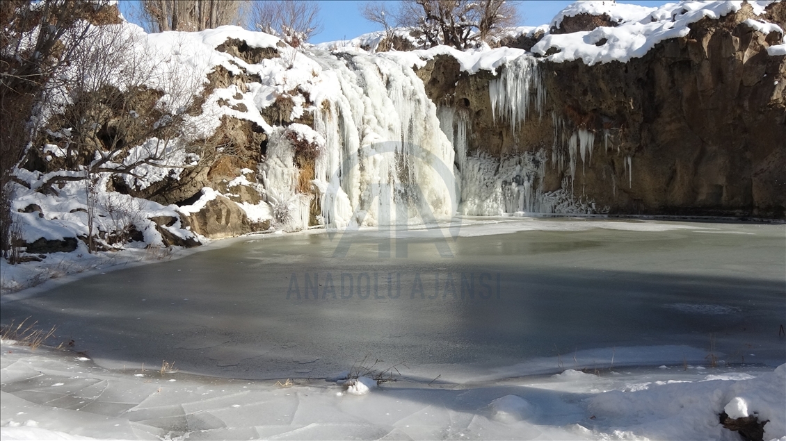 Muradiye Waterfall partly freezes