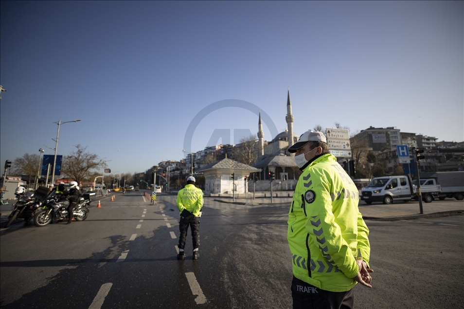 Estambul sigue vacía en medio del toque de queda por la pandemia