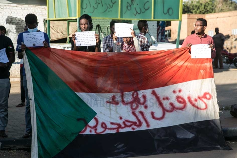 نفذ عشرات السودانيين، الأحد، وقفة 