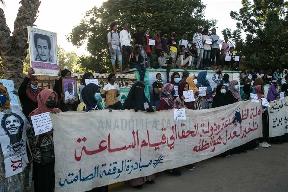 نفذ عشرات السودانيين، الأحد، وقفة 