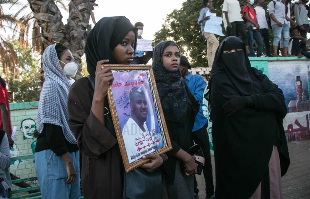 نفذ عشرات السودانيين، الأحد، وقفة 