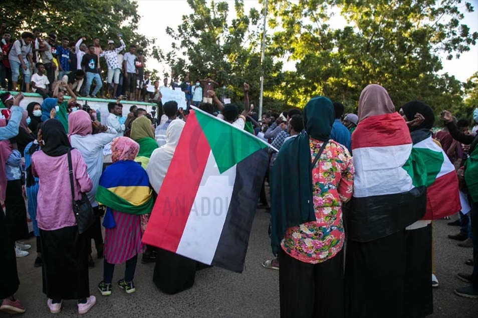 نفذ عشرات السودانيين، الأحد، وقفة 