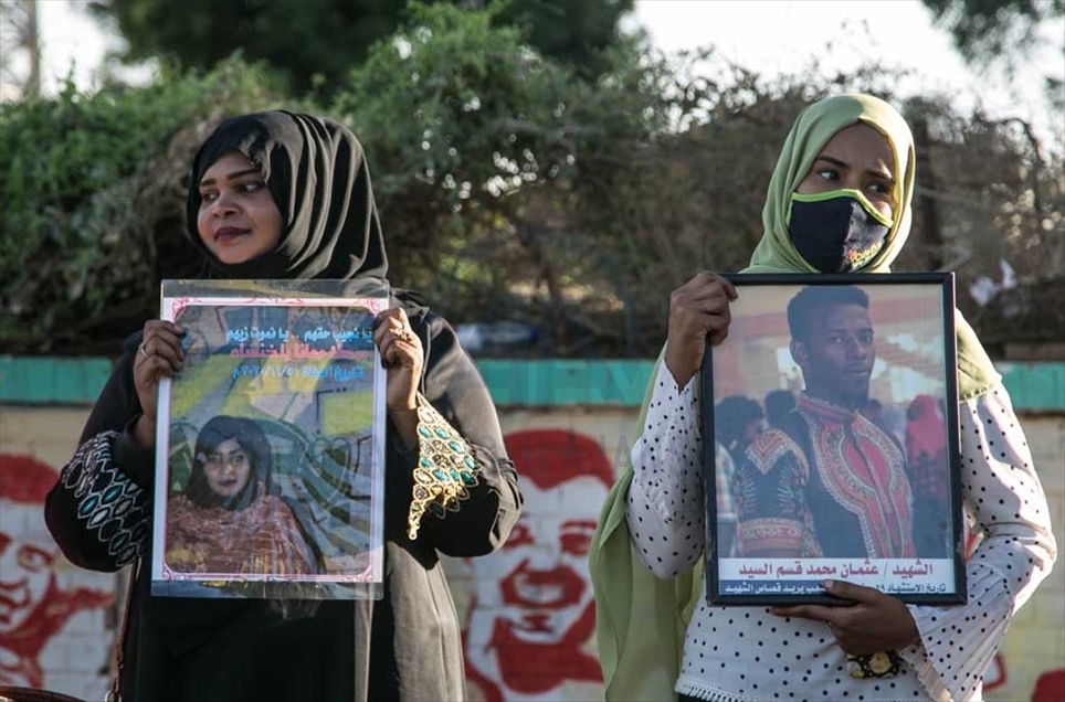 نفذ عشرات السودانيين، الأحد، وقفة 