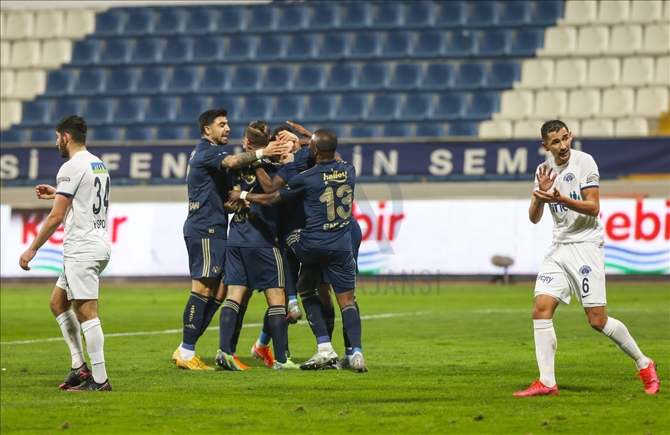 Fenerbahçe 3 puana 3 golle uzandı - Anadolu Ajansı