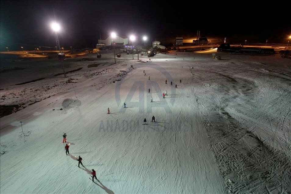 Erciyes'te turistler "gece kayağı" ile eğleniyor